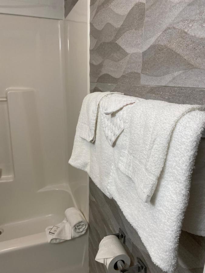 Relax Inn North Babylon Ngoại thất bức ảnh