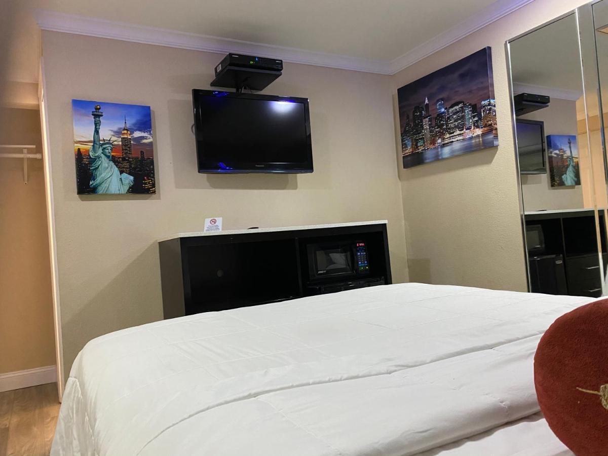 Relax Inn North Babylon Ngoại thất bức ảnh
